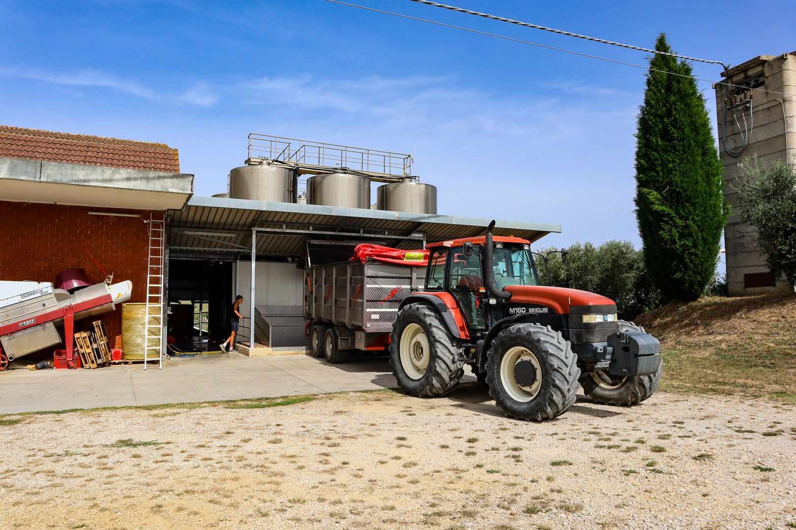 Sede produttiva di Cantina Fortezza Marche con trattore